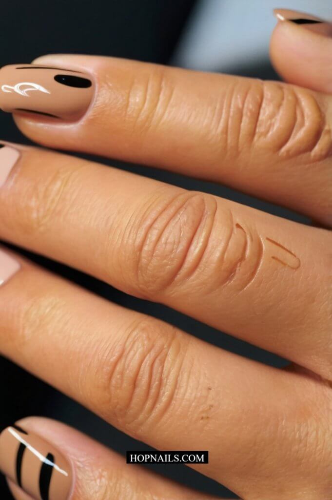 Delicate Lines nail
